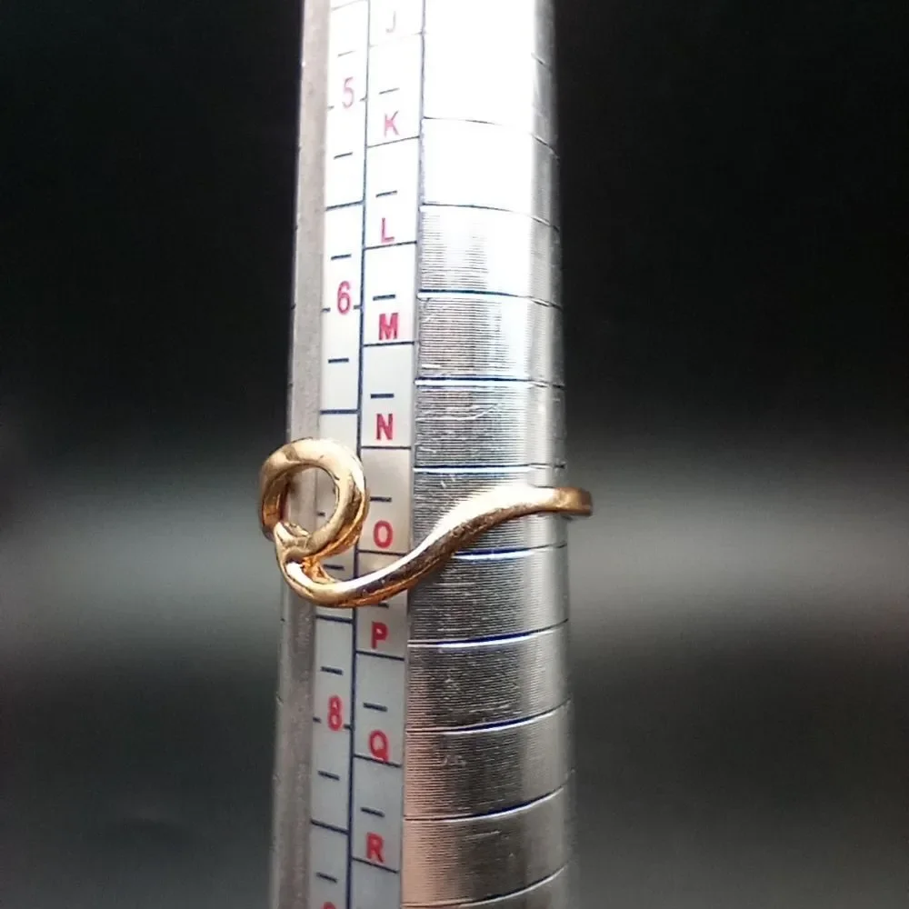 Swan in gold tone swirl ring size 7 R241